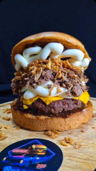 Mustang: costela desfiada, catupiry e cebola crispy